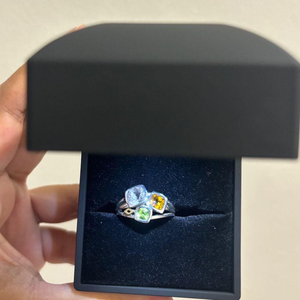 18k 925 Ring with 3 stones size 6.5-7 I think. It’s too big for me. I am 5.5